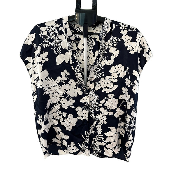 NWT VINCE. BLUE AND WHITE FLORAL SHORT SLEEVE V NECK BUTTON DOWN BLOUSE